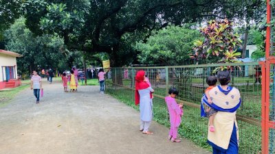 চিড়িয়াখানায় শিশুরা