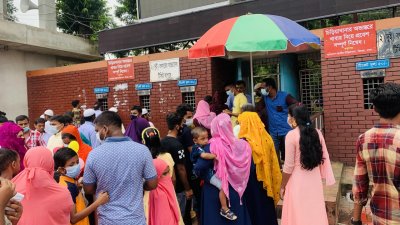 শিশুদের নিয়ে চিড়িয়াখানায় অভিভবকরা