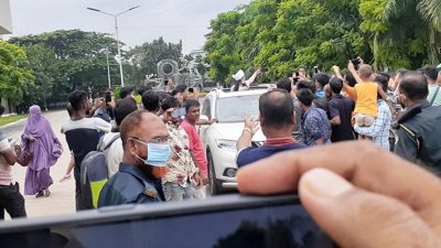 কারাগারে পরীমণি মেহেদী পেলেন কীভাবে?