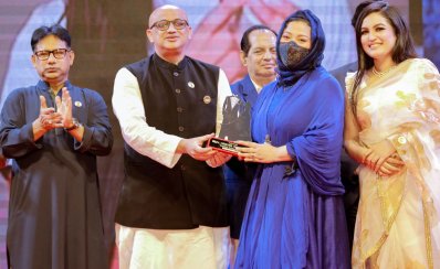 প্রতিমন্ত্রী ডা. মুরাদ হাসানের হাত থেকে পুরস্কার নিচ্ছেন ডা. ইরিন
