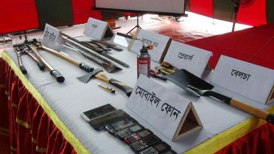 গ্রেফতারকালে উদ্ধার অস্ত্র