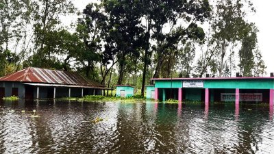 প্রাথমিক বিদ্যালয়ে প্রবেশ করেছে পানি