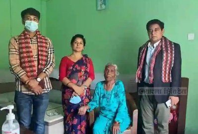 বৃদ্ধ ও মানসিক ভারসাম্যহীন হওয়ায় কারও প্রশ্নের জবাব দিতে পারেননি এই মা