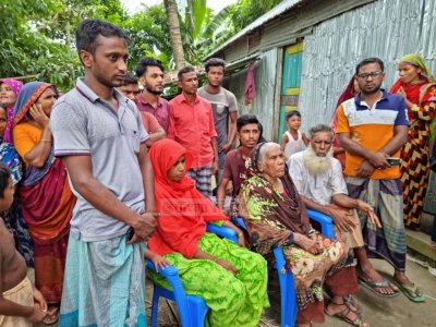 আমেনাকে দেখতে মানুষজন বাড়িতে ভিড় করছেন
