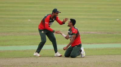মোস্তাফিজের চমৎকার ক্যাচের পর মাহমুদউল্লাহর অভিনন্দন