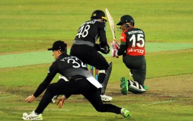 রানের খাতা খোলার আগেই ফিরেছেন মুশফিক