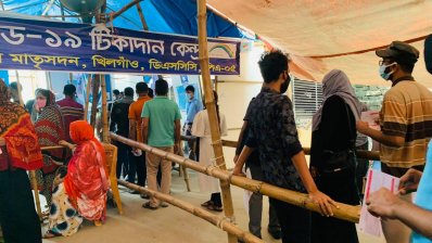 টিকাকেন্দ্রগুলোতে ভিড় বাড়ছে।