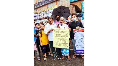 প্ল্যাকার্ড হাতে রুমা আক্তারের বাবা
