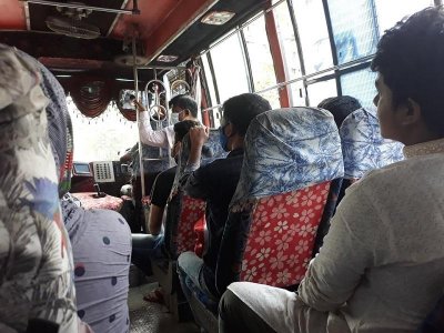 সিটের কারণে স্বাস্থ্য ঝুঁকিতে বাসযাত্রী নারীরা