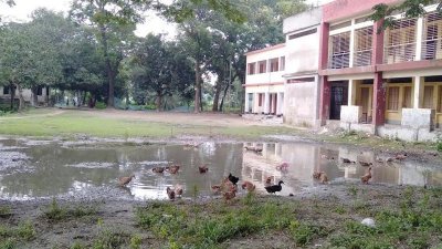 ক্ষতিগ্রস্ত হয়েছে খেলার মাঠ