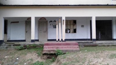 বিদ্যালয়ের জানালাও ক্ষতিগ্রস্ত হয়েছে