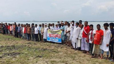 সম্প্রতি মানববন্ধন করে ইজারা বাতিলের দাবি জানিয়েছে গ্রামবাসী