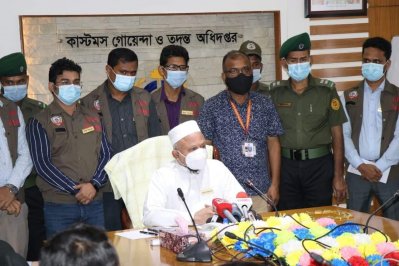 দুবাই থেকে আসা সোনা বাসে যাচ্ছিলো সীমান্তে  