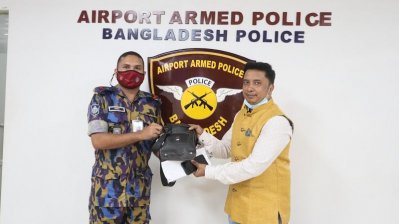 আর্মড পুলিশের কাছ থেকে হাত ব্যাগ নিচ্ছেন ইউসুফ কবির