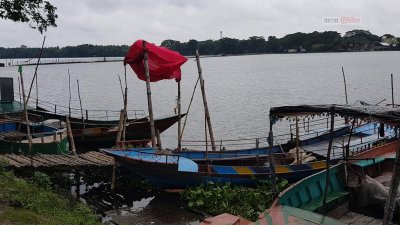 ঝাঁপা বাঁওড়ে ভেসে বেড়ানোর জন্য রয়েছে নৌকার ব্যবস্থা