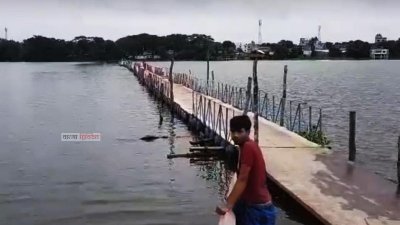 ঝাঁপা বাঁওড়ের ভাসমান সেতুর কারণে স্থানীয়দের যাতায়াত হয়েছে সহজ ও নিরাপদ