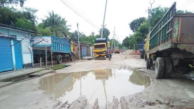 অনেক স্থানেই গর্ত হয়ে পানি জমে