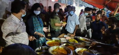 ফুটপাতে উচ্ছেদ, জব্দ করা খাবার পেলো দরিদ্ররা