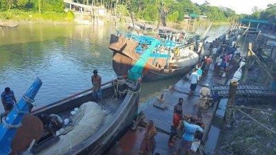 নিষেধাজ্ঞাকালীন নামমাত্র চাল বরাদ্দ না দিয়ে স্থায়ী পুনর্বাসনের দাবি জেলেদের