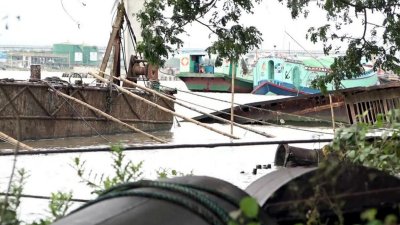 ৪০ কোটি টাকা মূল্যের দুটি ড্রেজার খুলনার রূপসা নদীতে ডুবে গেছে