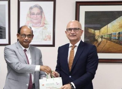 রেলমন্ত্রী নূরুল ইসলাম সুজন ও তুরস্কের রাষ্ট্রদূত মুস্তাফা ওসমান তুরান