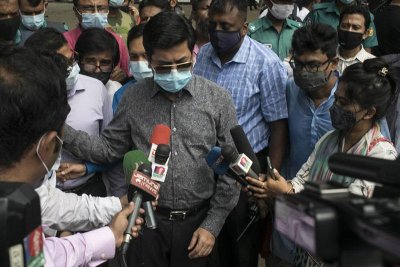 শ্রদ্ধা জানাতে এসেছেন দক্ষিণের মেয়র শেখ তাপস
