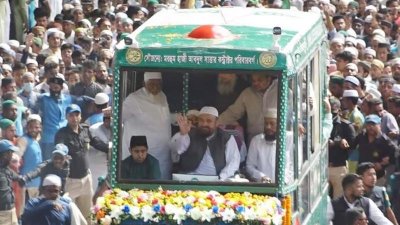 মুরাদপুর আলমগীর খানকা শরীফ থেকে মিলাদুন্নবীর জশনে জুলুস শুরু হয়