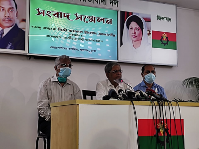 সংবাদ সম্মেলনে ডা. জাহিদ হোসেন, ফখরুল ইসলাম আলমগীর ও ডা. আল মামুন