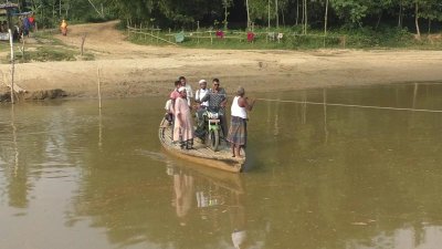 শুষ্ক মৌসুমে নদীতে হাঁটুপানি থাকে, বৃষ্টি হলেই পাহাড়ি ঢলে কানায় কানায় পূর্ণ