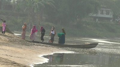 জীবনের ঝুঁকি নিয়ে প্রতিদিন পার হচ্ছে মানুষ