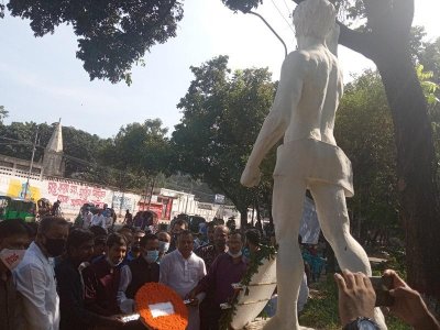 মিজান স্মরণে নির্মিত ভাস্কর্যে ফুল দিয়ে শ্রদ্ধা নিবেদন