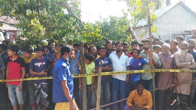 খামারপাড়া এলাকার একটি বাড়ি থেকে তিন জনের লাশ উদ্ধার