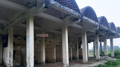 পরিত্যাক্ত অবস্থায় রয়েছে মৌলভীবাজার বাস টার্মিনাল