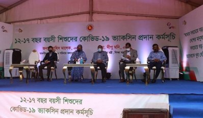 আইডিয়াল স্কুল অ্যান্ড কলেজে শিক্ষার্থীদের টিকাদান কার্যক্রমে ডা. দীপু মনি, জাহিদ মালেক ও অন্যরা (ছবি: সাজ্জাদ হোসেন)