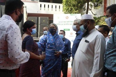 আইডিয়াল স্কুল অ্যান্ড কলেজে টিকাদান কার্যক্রমে শিক্ষামন্ত্রী ডা. দীপু মনি (ছবি: সাজ্জাদ হোসেন)