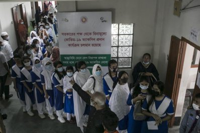 টিকা নিতে আসা শিক্ষার্থীরা