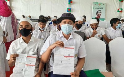 আইডিয়াল স্কুল অ্যান্ড কলেজে শিক্ষার্থীদের টিকাদান কার্যক্রম (ছবি: জাকিয়া আহমেদ)
