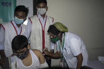 টিকা নিচ্ছেন এক শিক্ষার্থী 