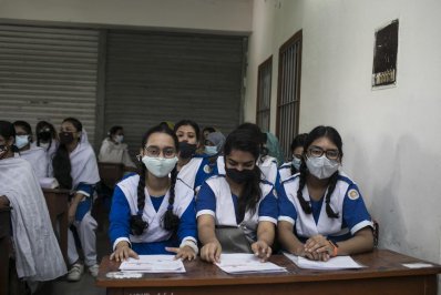 টিকা নিতে আসা শিক্ষার্থীরা