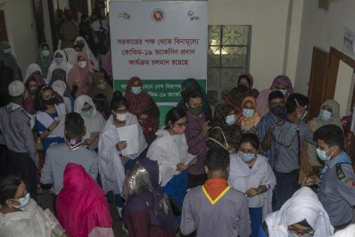 টিকা নিতে আসা শিক্ষার্থীরা
