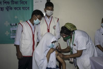 টিকা নিচ্ছেন এক শিক্ষার্থী 