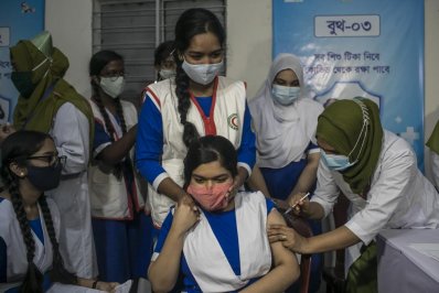 টিকা নিচ্ছেন একজন শিক্ষার্থী 