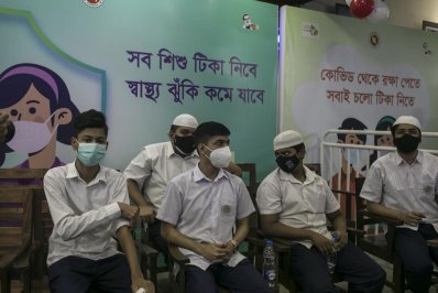 টিকা নিতে এসেছেন তারা