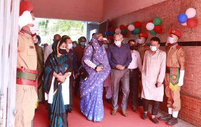 আইডিয়াল স্কুল অ্যান্ড কলেজে টিকাদান কার্যক্রমে শিক্ষামন্ত্রী ডা. দীপু মনি (ছবি: সাজ্জাদ হোসেন)