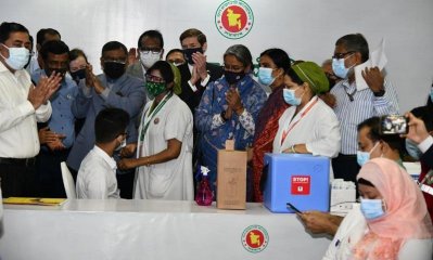 আইডিয়াল স্কুল অ্যান্ড কলেজে শিক্ষার্থীদের টিকাদান কার্যক্রম (ছবি: সাজ্জাদ হোসেন)
