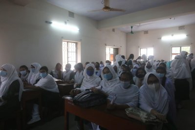 টিকা নিতে আসা শিক্ষার্থীরা 