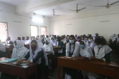 টিকা নিতে আসা শিক্ষার্থীরা