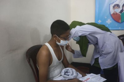 টিকা নিচ্ছেন এক শিক্ষার্থী 