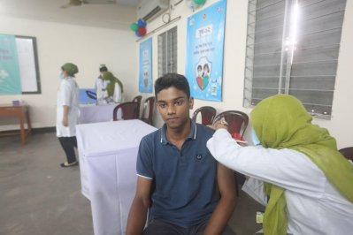 টিকা নিচ্ছেন এক শিক্ষার্থী 