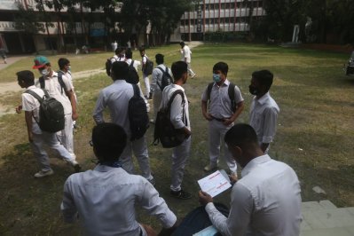 টিকা নিতে আসা শিক্ষার্থীরা